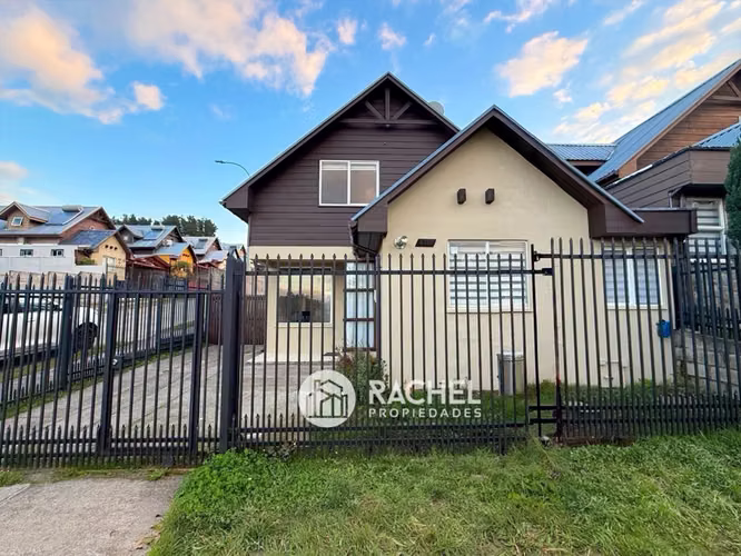 SE VENDE LINDA CASA CON EXCELENTE MANTENCIÓN- Sector Las Mariposas