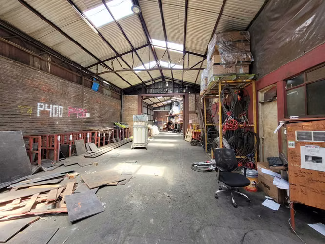 Local comercial y bodega en Av. Caupolican (165957)