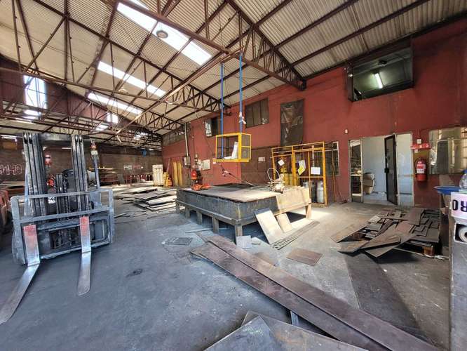 Local comercial y bodega en Av. Caupolican (165957)