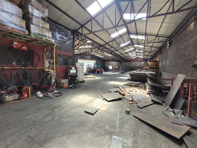 Local comercial y bodega en Av. Caupolican (165957)