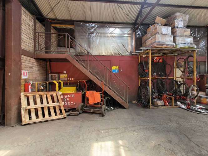 Local comercial y bodega en Av. Caupolican (165957)