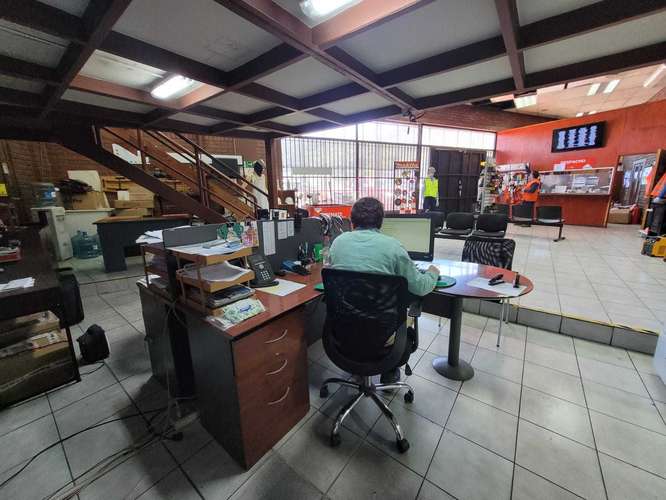 Local comercial y bodega en Av. Caupolican (165957)