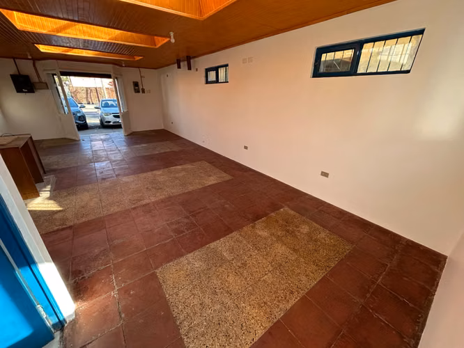 Amplio Local Comercial en Zona Estratégica (165962)