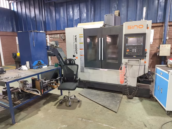 Operador centro mecanizado CNC