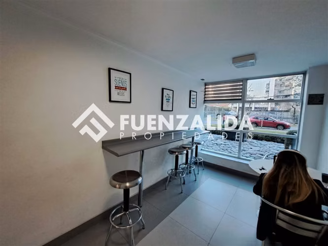 Oficina en arriendo con salas reuniones - Metro Manquehue.
