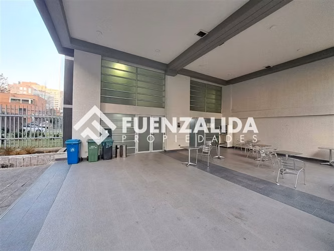 Oficina en arriendo con salas reuniones - Metro Manquehue.