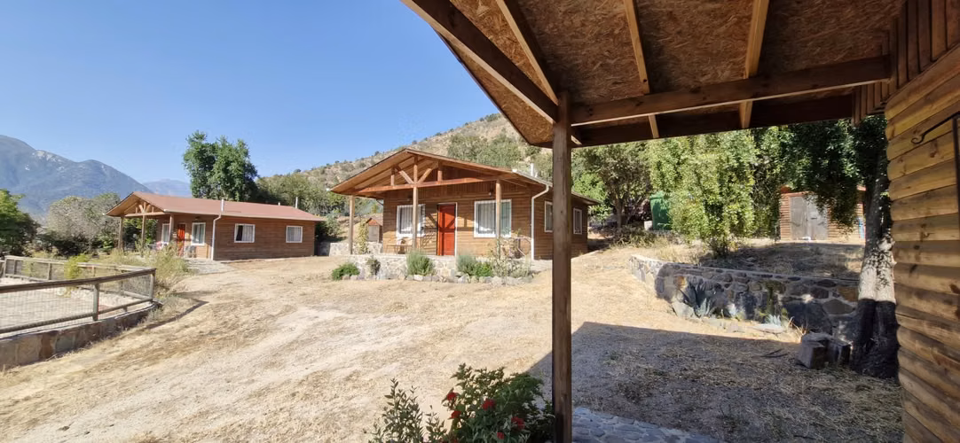 Venta de parcela con casa y 3 cabañas, en terreno de 5000 m2.,  en Olmué. 425 M$.
