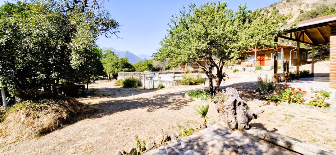 Venta de parcela con casa y 3 cabañas, en terreno de 5000 m2.,  en Olmué. 425 M$.