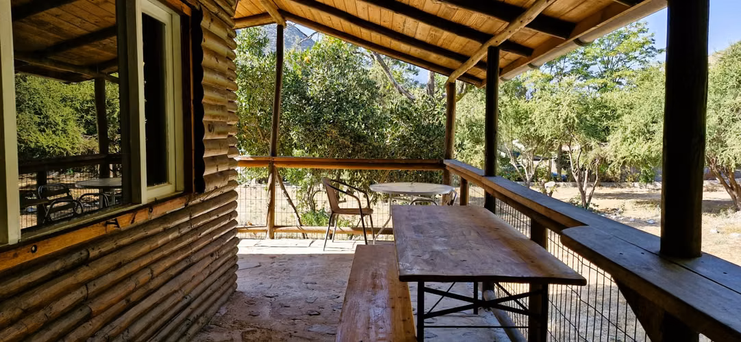 Venta de parcela con casa y 3 cabañas, en terreno de 5000 m2.,  en Olmué. 425 M$.