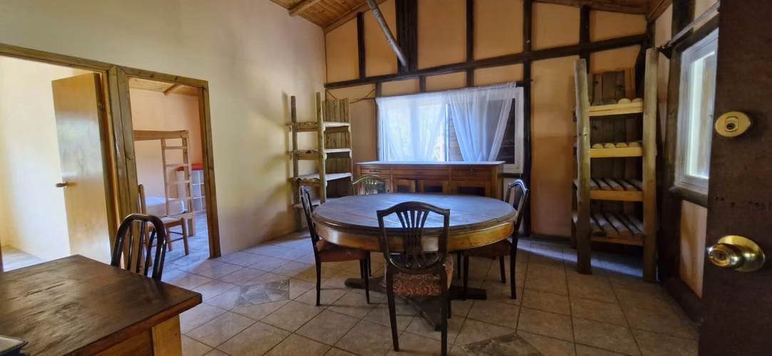 Venta de parcela con casa y 3 cabañas, en terreno de 5000 m2.,  en Olmué. 425 M$.