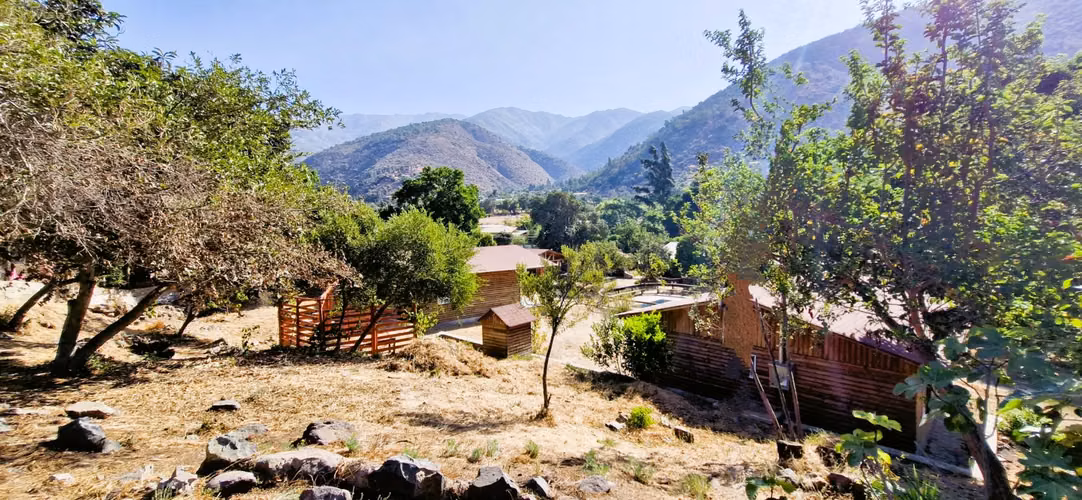Venta de parcela con casa y 3 cabañas, en terreno de 5000 m2.,  en Olmué. 425 M$.