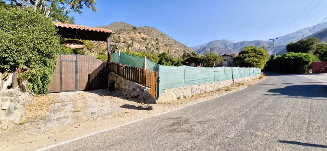 Venta de parcela con casa y 3 cabañas, en terreno de 5000 m2.,  en Olmué. 425 M$.