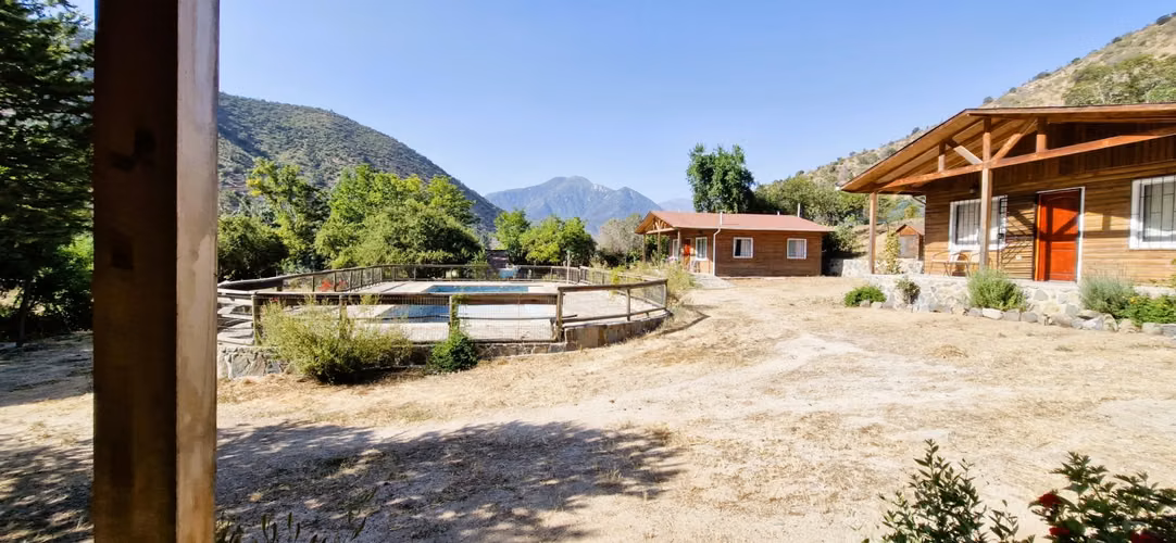 Venta de parcela con casa y 3 cabañas, en terreno de 5000 m2.,  en Olmué. 425 M$.