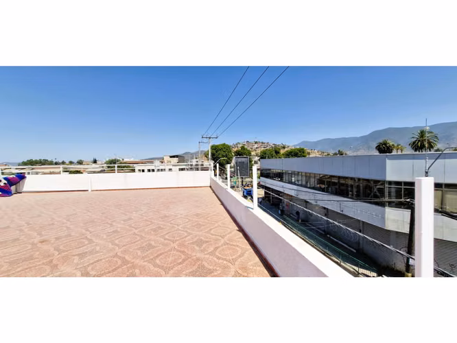 Venta de propiedad comercial en Quillota, 800 m2., con 2 dptos., 2 locales y galpón.  17.452 UF