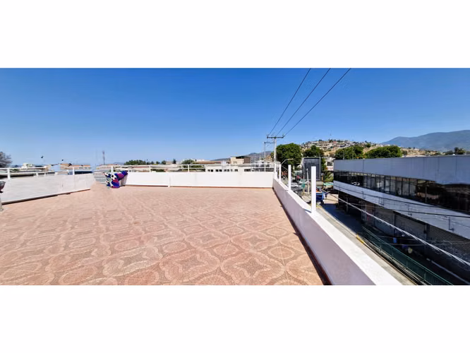 Venta de propiedad comercial en Quillota, 800 m2., con 2 dptos., 2 locales y galpón.  17.452 UF