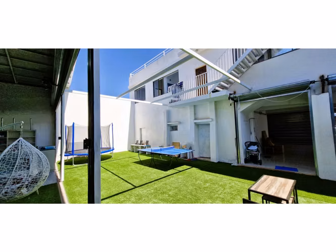 Venta de propiedad comercial en Quillota, 800 m2., con 2 dptos., 2 locales y galpón.  17.452 UF