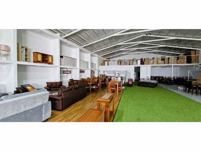 Venta de propiedad comercial en Quillota, 800 m2., con 2 dptos., 2 locales y galpón.  17.452 UF