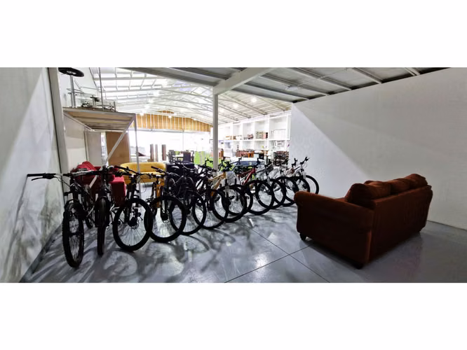 Venta de propiedad comercial en Quillota, 800 m2., con 2 dptos., 2 locales y galpón.  17.452 UF