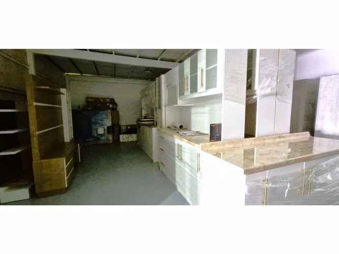 Venta de propiedad comercial en Quillota, 800 m2., con 2 dptos., 2 locales y galpón.  17.452 UF