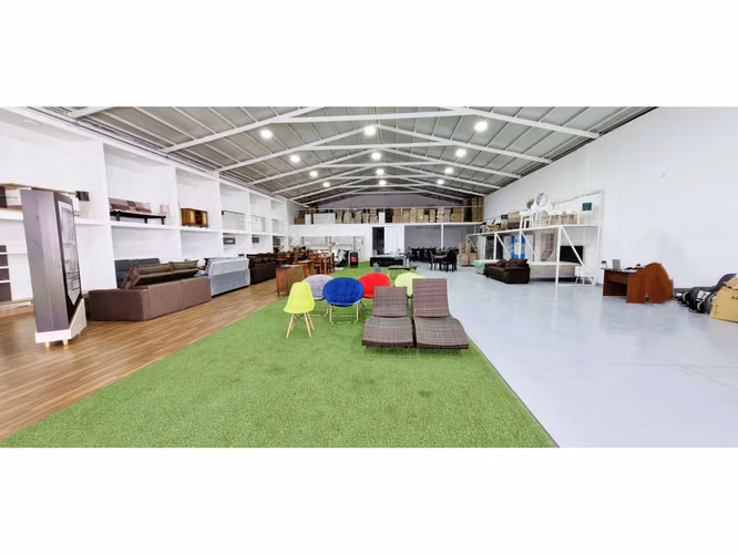 Venta de propiedad comercial en Quillota, 800 m2., con 2 dptos., 2 locales y galpón.  17.452 UF