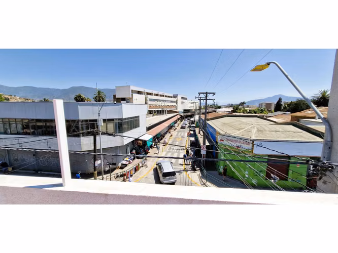Venta de propiedad comercial en Quillota, 800 m2., con 2 dptos., 2 locales y galpón.  17.452 UF