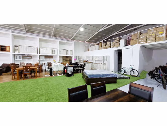 Venta de propiedad comercial en Quillota, 800 m2., con 2 dptos., 2 locales y galpón.  17.452 UF