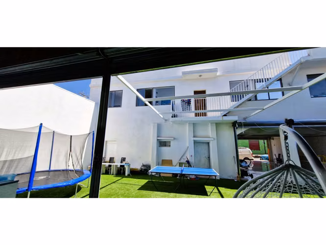 Venta de propiedad comercial en Quillota, 800 m2., con 2 dptos., 2 locales y galpón.  17.452 UF