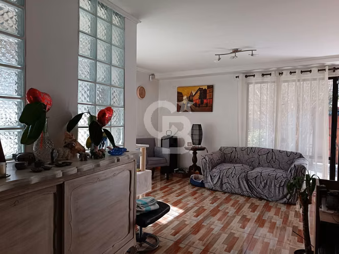 Casa de dos pisos / Rotonda Atenas - Las Condes
