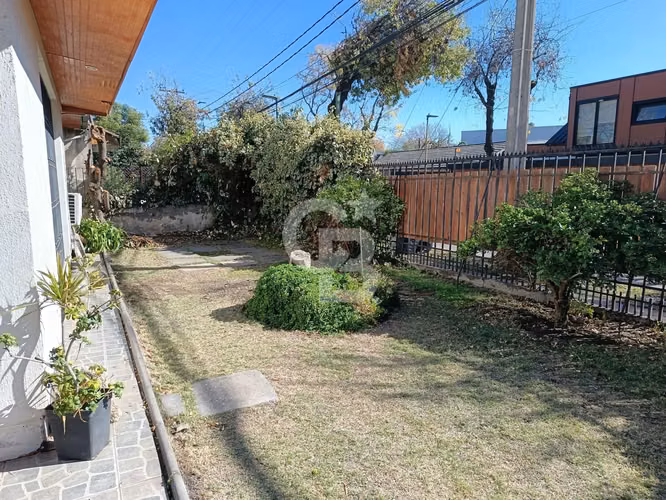 Casa de dos pisos / Rotonda Atenas - Las Condes