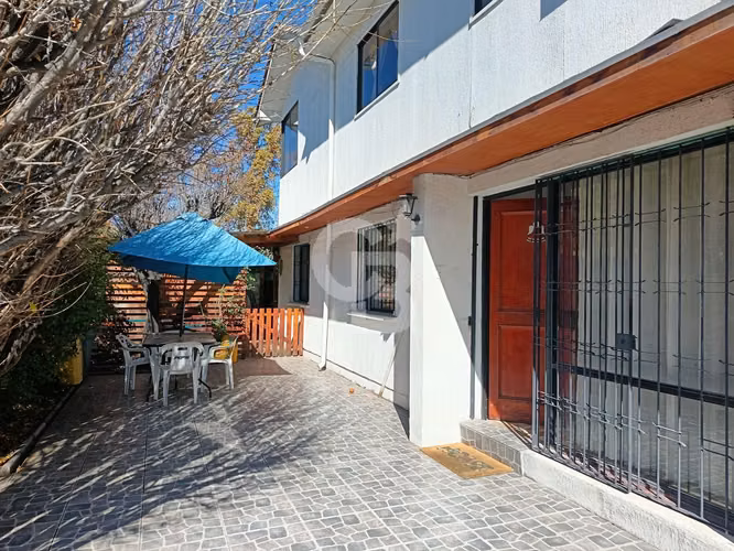 Casa de dos pisos / Rotonda Atenas - Las Condes