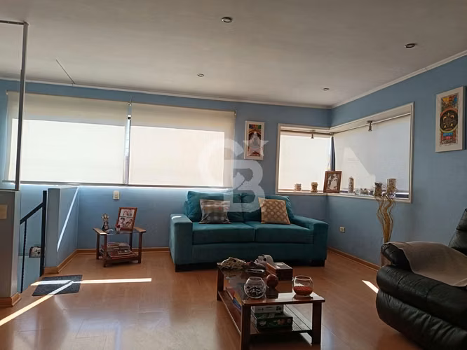 Casa de dos pisos / Rotonda Atenas - Las Condes