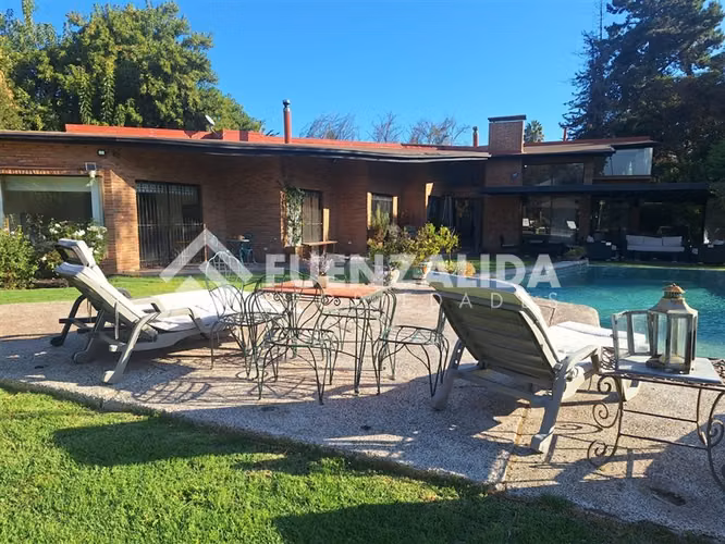 Casa en venta de 5 dorm. 4 baños Talagante Colegio Trebulco