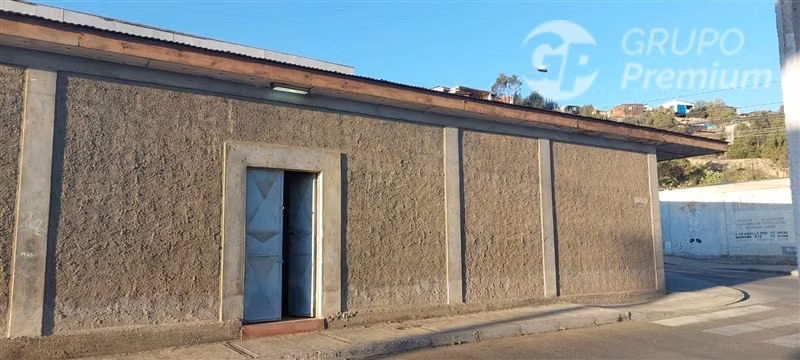 Amplio y céntrico Local Comercial en arriendo en Vallenar.