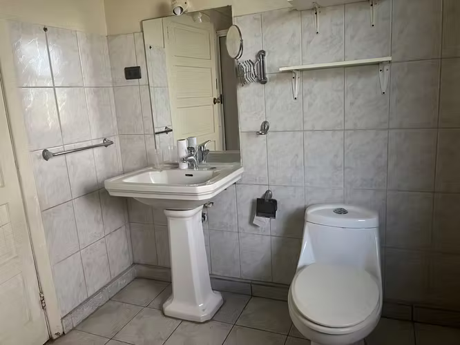 Amplia casa en venta, centro de Villa Alemana