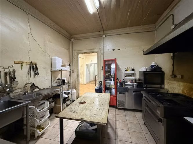 Casa con terreno en venta de 4 dorm. en Santiago