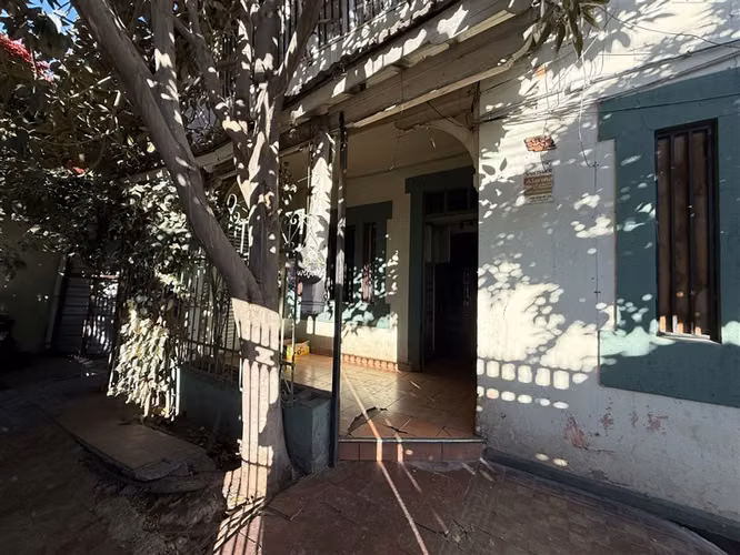 Casa con terreno en venta de 4 dorm. en Santiago