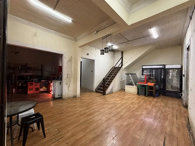 Casa con terreno en venta de 4 dorm. en Santiago