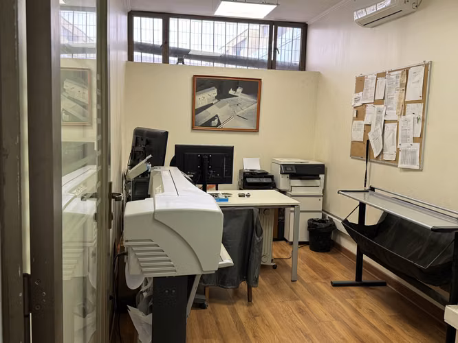 SE ARRIENDA OFICINAS MUY CONFORTABLES CON AREAS TIPO PLANTAS LIBRES CON ESTACIONAMIENTOS Y BODEGAS