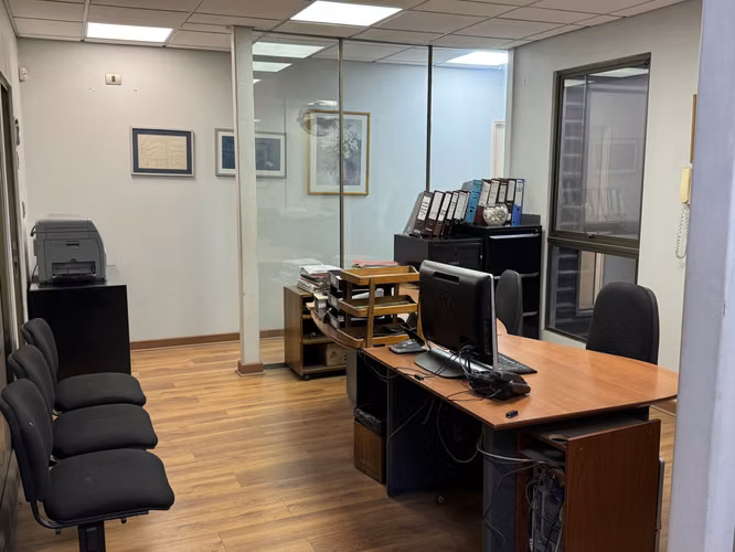 SE ARRIENDA OFICINAS Y AREAS MULTIPLES CON DE 3 PLANTAS CON MOBILIARIO, MUY SEGURAS