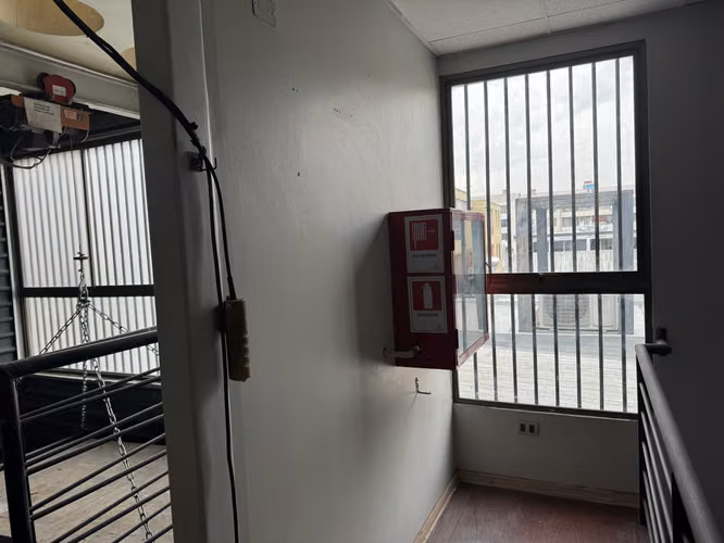 SE ARRIENDA OFICINAS MUY CONFORTABLES CON AREAS TIPO PLANTAS LIBRES CON ESTACIONAMIENTOS Y BODEGAS