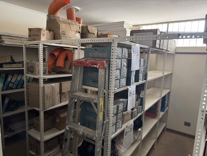 SE ARRIENDA OFICINAS MUY CONFORTABLES CON AREAS TIPO PLANTAS LIBRES CON ESTACIONAMIENTOS Y BODEGAS