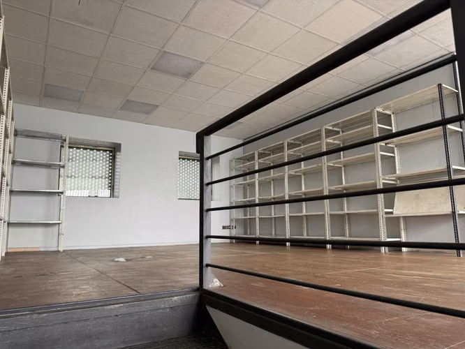 SE ARRIENDA OFICINAS MUY CONFORTABLES CON AREAS TIPO PLANTAS LIBRES CON ESTACIONAMIENTOS Y BODEGAS