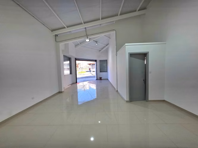 Arriendo Local comercial en Los Ángeles, esquina estrategica