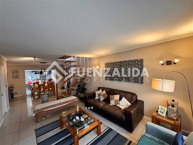 Venta en Peñaflor 4D 3B 2 suites piscina y quincho Termopane