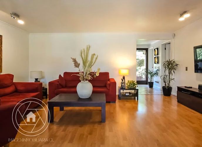 OPORTUNIDAD!!! Vende Casa 2 Pisos, 5D, 5B. Piscina. Condominio Los Nogales Huechuraba