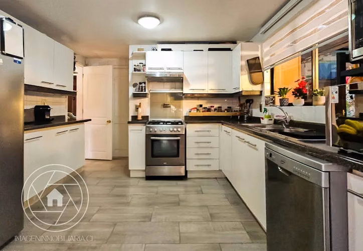 OPORTUNIDAD!!! Vende Casa 2 Pisos, 5D, 5B. Piscina. Condominio Los Nogales Huechuraba