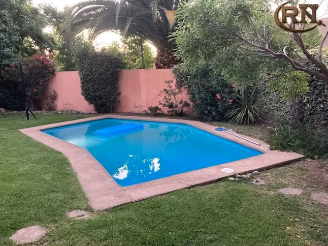OPORTUNIDAD!!! Vende Casa 2 Pisos, 5D, 5B. Piscina. Condominio Los Nogales Huechuraba