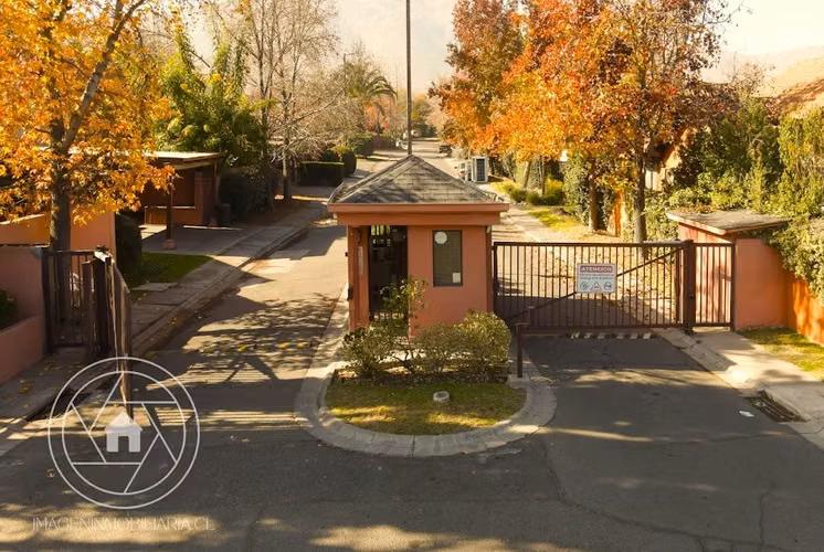 OPORTUNIDAD!!! Vende Casa 2 Pisos, 5D, 5B. Piscina. Condominio Los Nogales Huechuraba
