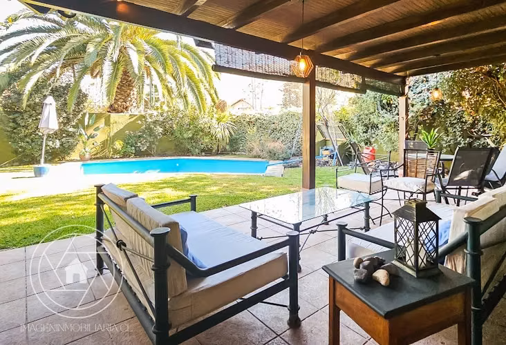 OPORTUNIDAD!!! Vende Casa 2 Pisos, 5D, 5B. Piscina. Condominio Los Nogales Huechuraba