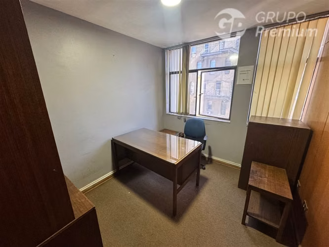 Oficina en arriendo en Santiago, 3 despachos con recepción